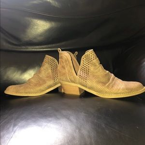 Super cute Report ankle boots! 🖤